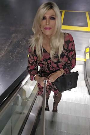 Transsexuelle blonde et cosmopolitaine, 69