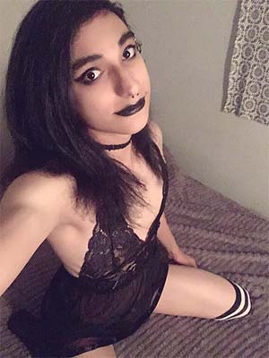 Jeune tgirl gothique nouvellement sur Marseille